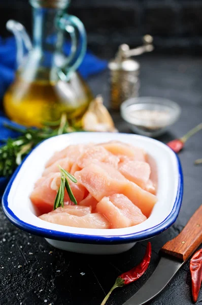 çiğ tavuk willet metal kase, tuz ve baharat ile tavuk fileto