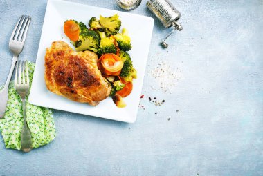 Beyaz tabakta sebze ile kızarmış et