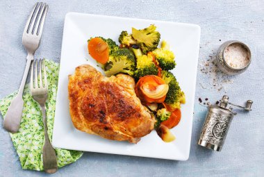 Beyaz tabakta sebze ile kızarmış et