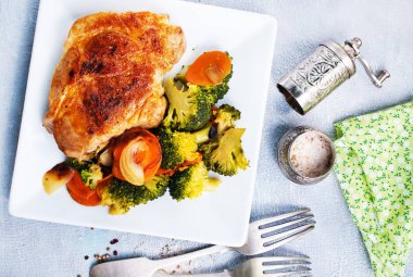 Beyaz tabakta sebze ile kızarmış et