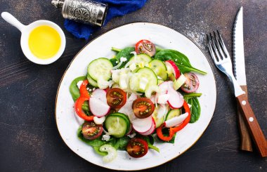 bir tablo üzerinde plaka üzerinde taze sebze salatası