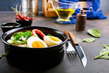 siyah kase sebze ile haşlanmış yumurta 