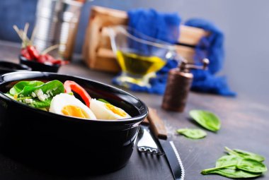 siyah kase sebze ile haşlanmış yumurta 