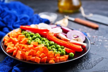 ham mantar ve plaka üzerinde bir tablo üzerinde taze sebze