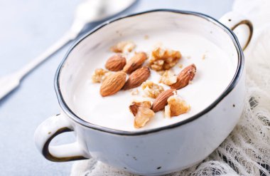 ekşi krema şeker ve fındık, fındık ile çöl ile