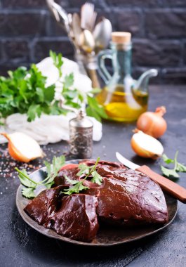 aroma baharat ve tuz plaka üzerinde pişmemiş karaciğer