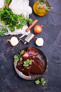 aroma baharat ve tuz plaka üzerinde pişmemiş karaciğer