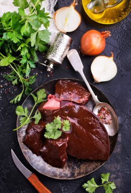 aroma baharat ve tuz plaka üzerinde pişmemiş karaciğer