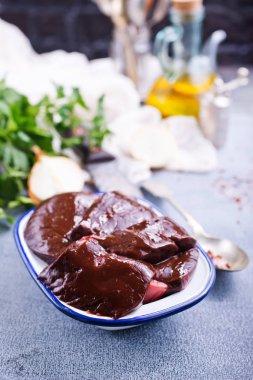 aroma baharat ve tuz plaka üzerinde pişmemiş karaciğer