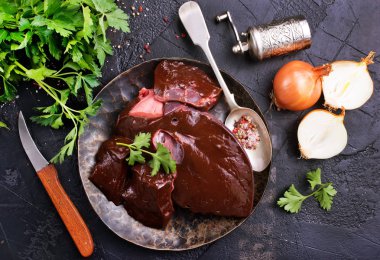 aroma baharat ve tuz plaka üzerinde pişmemiş karaciğer