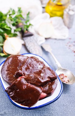 aroma baharat ve tuz plaka üzerinde pişmemiş karaciğer