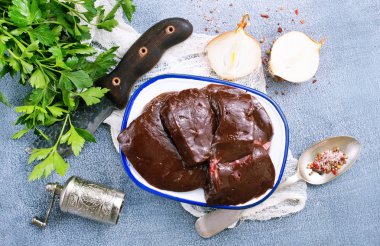 aroma baharat ve tuz plaka üzerinde pişmemiş karaciğer