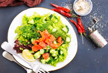taze somon salatası, salata plaka üzerinde
