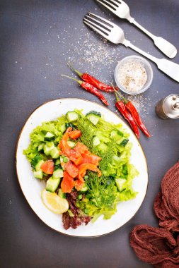 taze somon salatası, salata plaka üzerinde