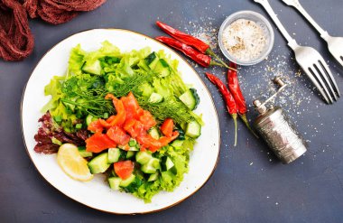 taze somon salatası, salata plaka üzerinde
