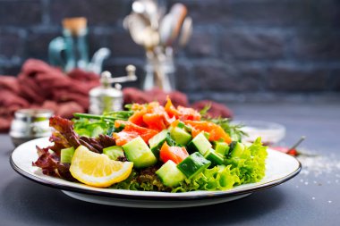 taze somon salatası, salata plaka üzerinde