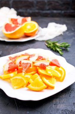plaka, plaka üzerinde narenciye dilim taze narenciye