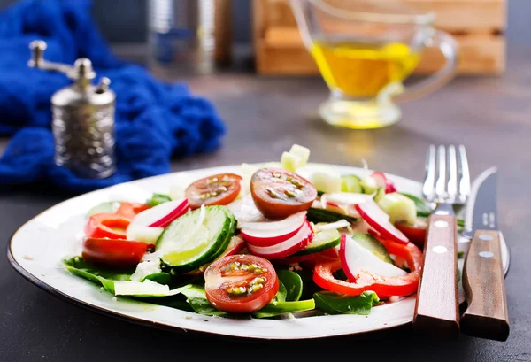 Saláta Friss Zöldségekkel Egy Tábla Lemez — Stock Fotó