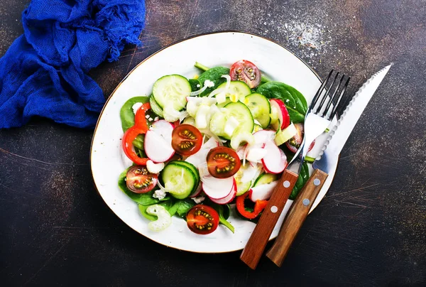 桌子上盘子里有新鲜蔬菜的沙拉 — 图库照片