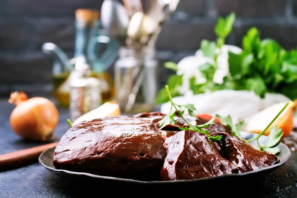 aroma baharat ve tuz plaka üzerinde pişmemiş karaciğer