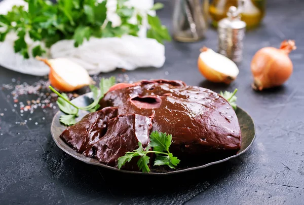 Hígado Crudo Con Especias Aromáticas Sal Plato — Foto de Stock