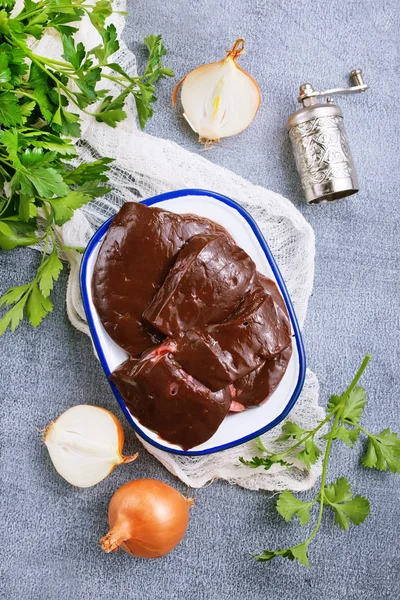 aroma baharat ve tuz plaka üzerinde pişmemiş karaciğer