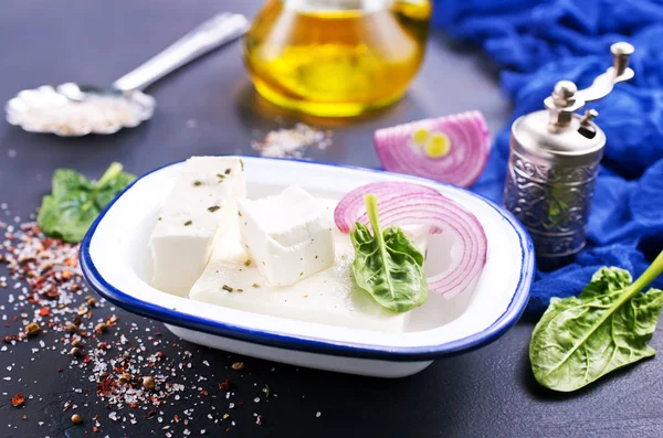 Queijo Feta Boliche Metálico Uma Mesa — Fotografia de Stock