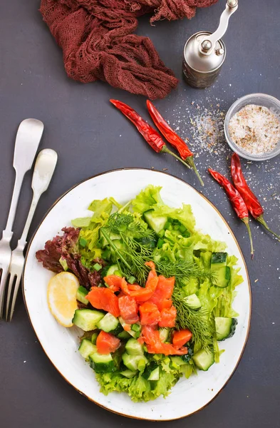 taze somon salatası, salata plaka üzerinde