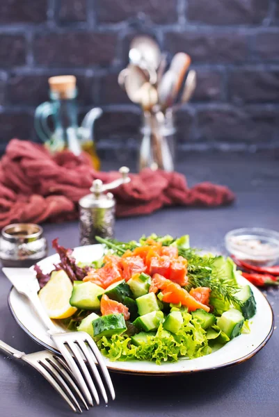 Frisse Salade Met Zalm Salade Plaat — Stockfoto