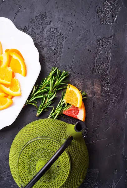 ティーポットでの柑橘類 Tes でティーポットと紅茶 — ストック写真