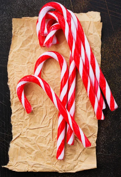 Weihnachtsbonbons Auf Papier Und Auf Dem Tisch — Stockfoto