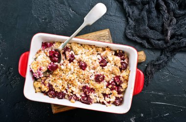 Kiraz ve yemek pişirme içinde fındık ile elma tarçın Granola destekli