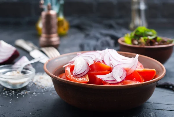 Salade Met Verse Tomaten Kom Grijs Tafelblad — Stockfoto