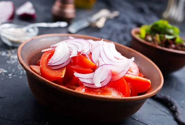 Salade Met Verse Tomaten Kom Grijs Tafelblad — Stockfoto