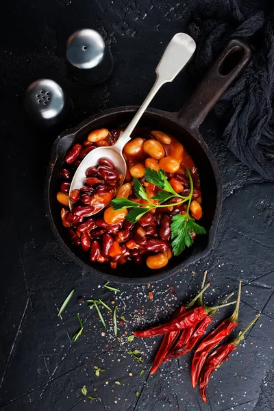 Feijão Frito Com Salsa Frigideira Mesa Cinza — Fotografia de Stock