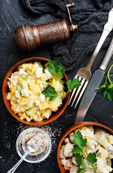 Salat Mit Mais Und Hühnchen Holzschalen Auf Grauer Tischplatte — Stockfoto