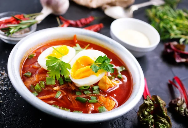 Sopa Beterraba Com Ovo Cozido Tigela Mesa Cinza — Fotografia de Stock