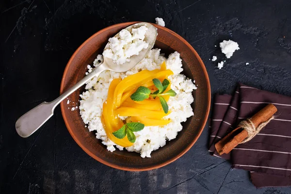 Dessert Mit Quark Und Mango Schüssel Auf Grauer Tischplatte — Stockfoto