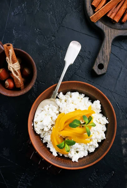tatlı süzme peynir ve gri masa üzerinde bir kapta mango ile