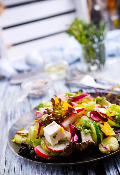 Lemez Fából Készült Asztal Görög Saláta — Stock Fotó