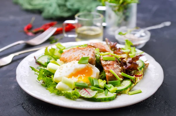 Salade Met Tonijn Gekookt Plaat — Stockfoto