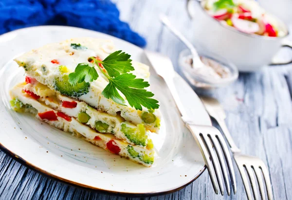 Piece Omelette Vegetables White Plate Table — Stock Photo, Image