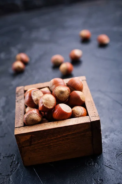 Frische Haselnüsse Holzkiste Auf Grauem Hintergrund — Stockfoto