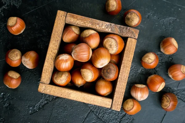 Avellanas Frescas Caja Madera Sobre Fondo Gris — Foto de Stock