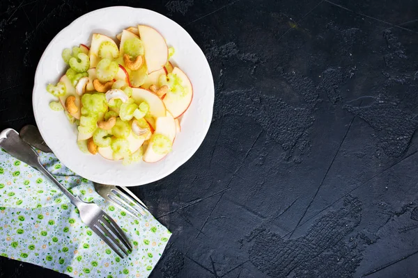 Ensalada Frutas Con Nueces Plato Sobre Fondo Oscuro —  Fotos de Stock