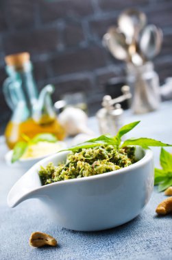 pesto sos ile fındık ve petrol beyaz kase yakın çekim