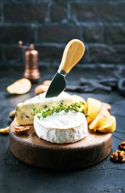 peynir ile fındık ve bal ahşap tahta üzerinde Kapat