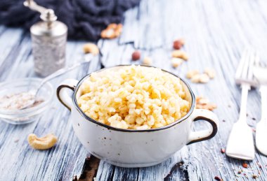 fındık ve aroma baharatlar ile haşlanmış bulgur, yakın çekim