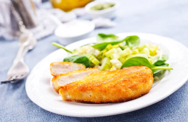 Gros Plan Poitrine Poulet Frit Avec Épinards Bulgur Sur Plaque — Photo