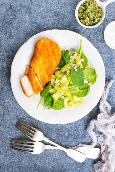 Draufsicht Auf Gebratene Hühnerbrust Mit Spinat Und Bulgur Auf Weißem — Stockfoto